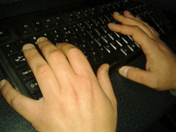 Trei români, arestaţi pentru infracţiuni informatice